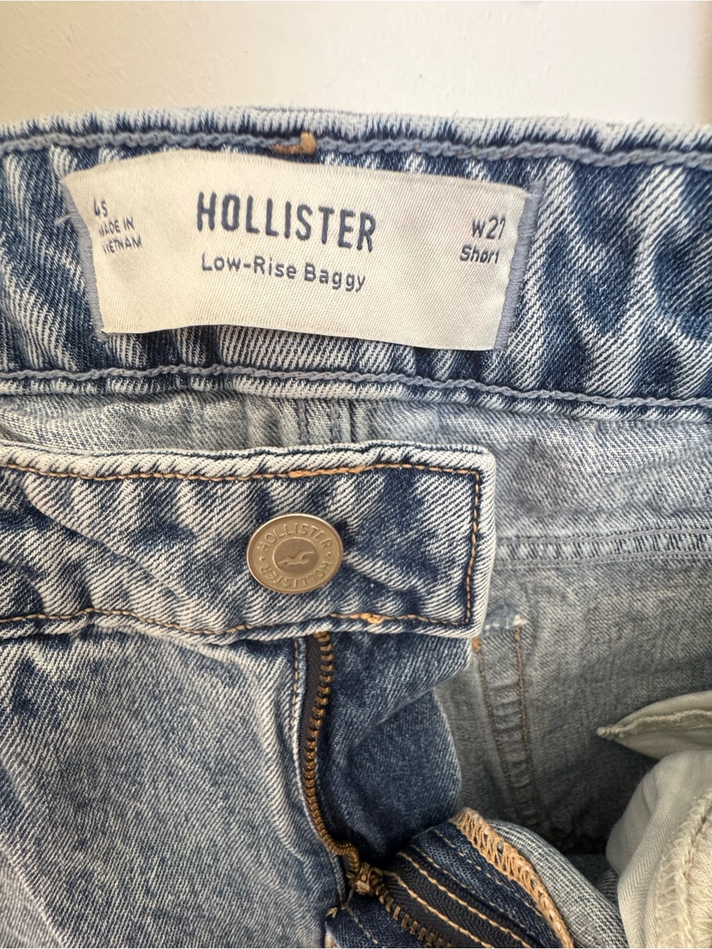 Hollister Women's Light Wash Low-Rise Baggy Jeans